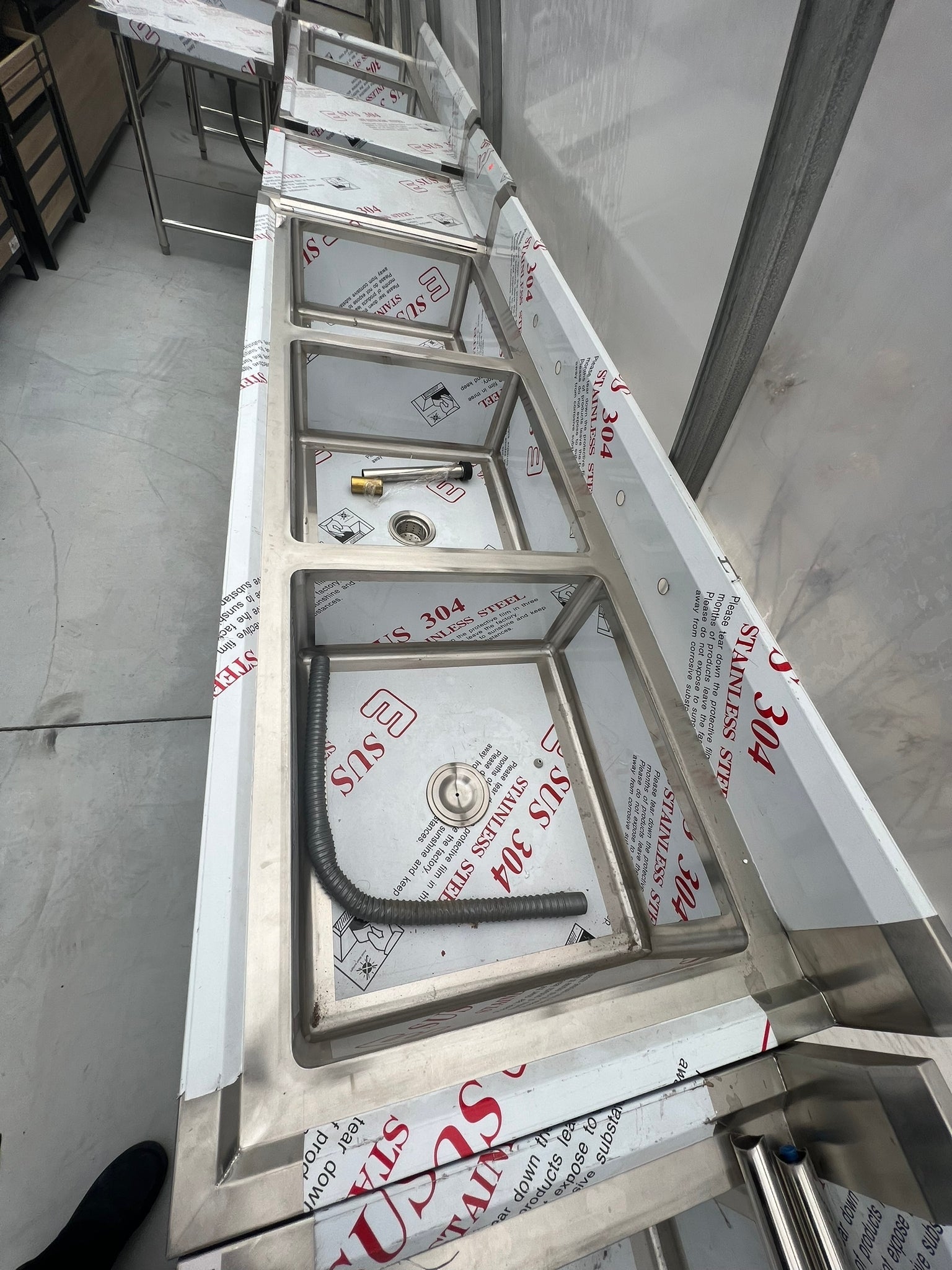 79'' CHEF Three Tub Sink with Centre Drain & No Drainboard CH-2017